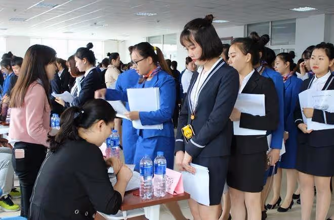 大學生面試被問:「什麼東西左手能拿,右手卻不能?」2女生「回答2個字」被當場錄取:太機智了