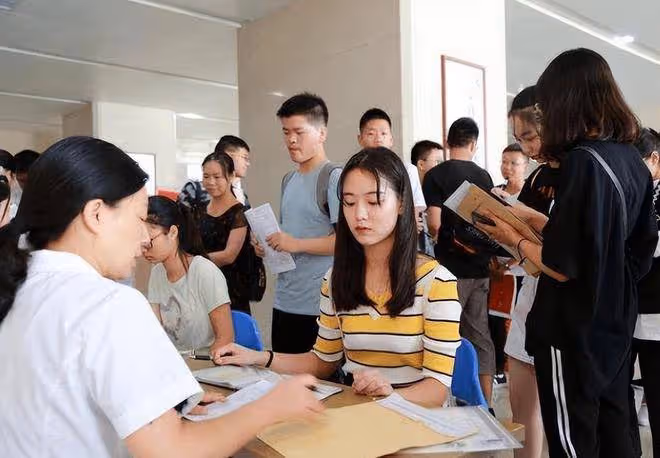 大學生面試被問：「什麼東西左手能拿，右手卻不能？」2女生「回答2個字」被當場錄取：太機智了
