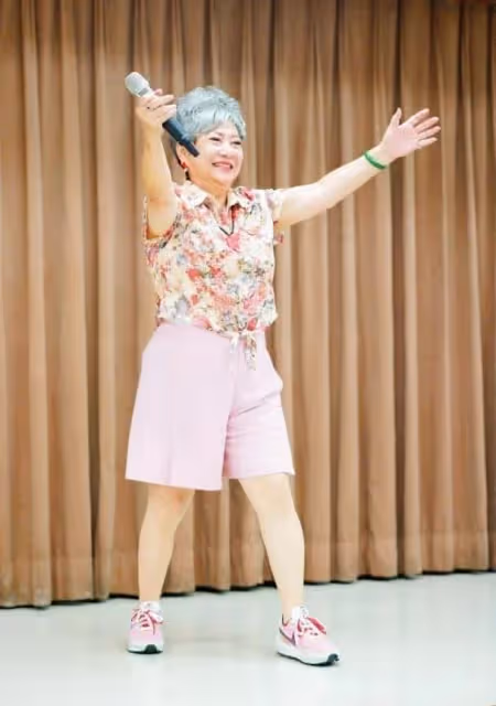 「鳥來嬤」吳敏咬牙撐過負債千萬又患重癥,如今「放下雜念」72歲容光煥發,退休「帶團遊山玩水」吐心聲:我不服老也不認老