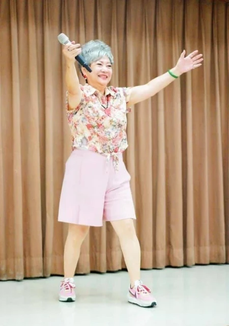 「鳥來嬤」吳敏咬牙撐過負債千萬又患重癥,如今「放下雜念」72歲容光煥發,退休「帶團遊山玩水」吐心聲:我不服老也不認老