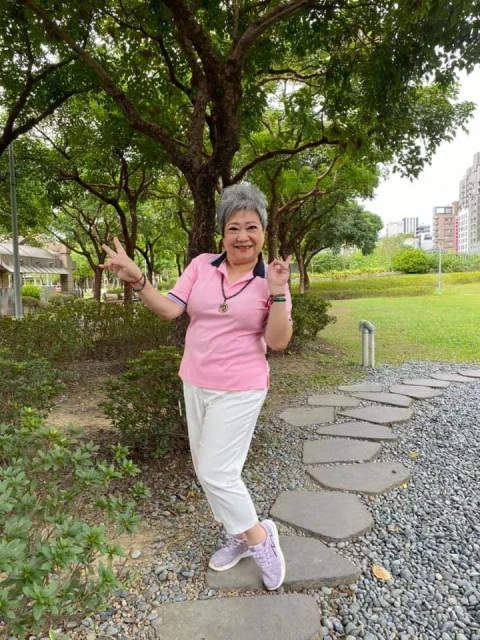 「鳥來嬤」吳敏咬牙撐過負債千萬又患重癥,如今「放下雜念」72歲容光煥發,退休「帶團遊山玩水」吐心聲:我不服老也不認老
