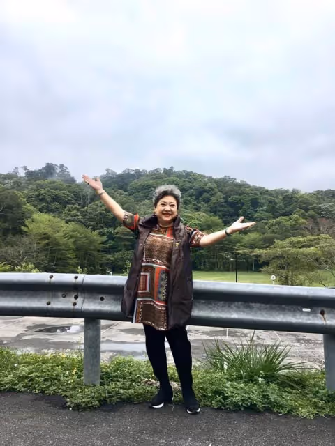 「鳥來嬤」吳敏咬牙撐過負債千萬又患重癥,如今「放下雜念」72歲容光煥發,退休「帶團遊山玩水」吐心聲:我不服老也不認老