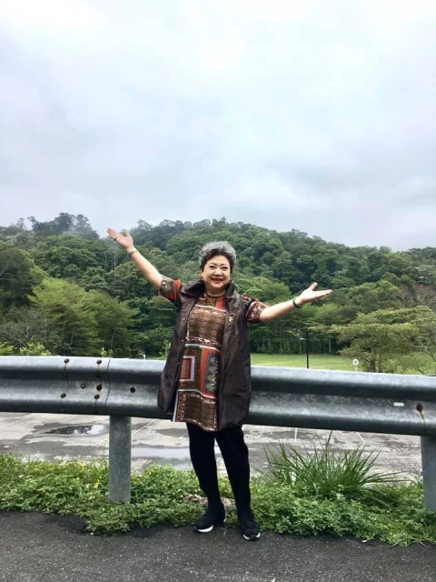 「鳥來嬤」吳敏咬牙撐過負債千萬又患重癥,如今「放下雜念」72歲容光煥發,退休「帶團遊山玩水」吐心聲:我不服老也不認老