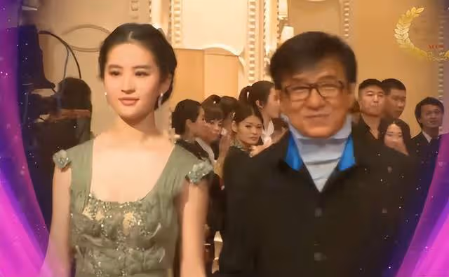 導演怕請不到劉亦菲來助陣澳門國際電影節,成龍打電話分分鐘搞定