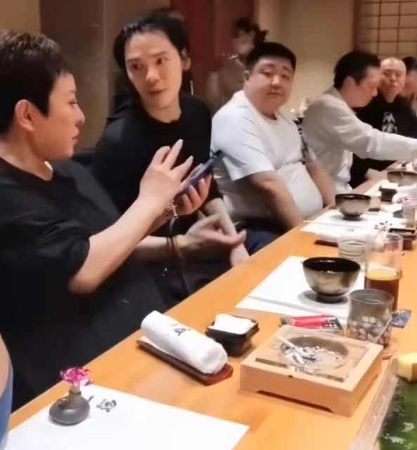 向華強幼子向佑近照曝光,體態臃腫與哥哥向佐差距大,長相似陳嵐