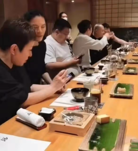 向華強幼子向佑近照曝光,體態臃腫與哥哥向佐差距大,長相似陳嵐