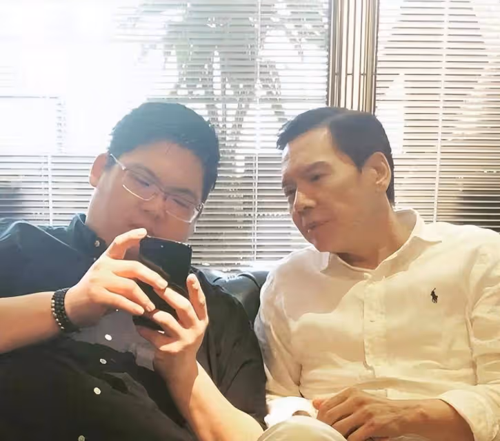 向華強幼子向佑近照曝光,體態臃腫與哥哥向佐差距大,長相似陳嵐