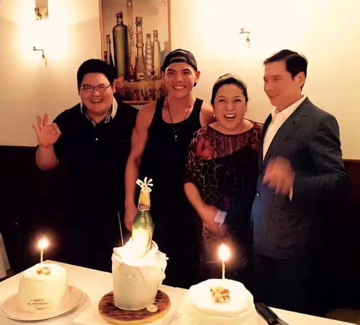 向華強幼子向佑近照曝光,體態臃腫與哥哥向佐差距大,長相似陳嵐