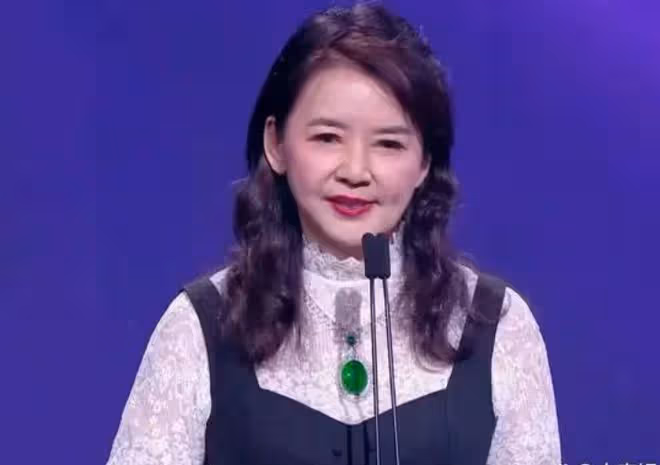 64歲胡慧中內地正式復出！將與肖戰同台演話劇，22歲女兒留言支持