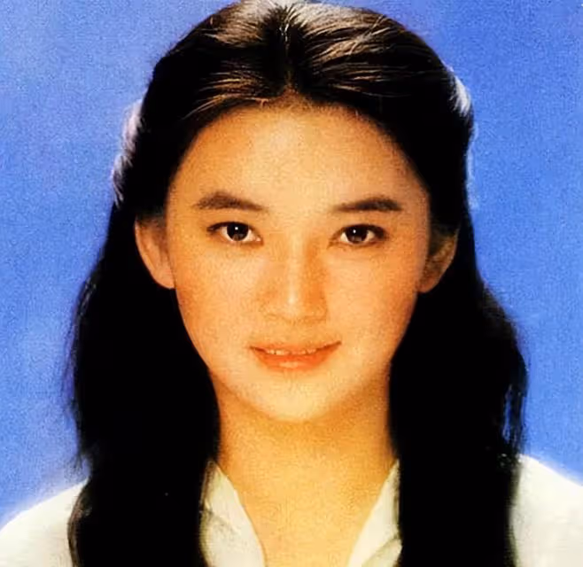 64歲胡慧中內地正式復出！將與肖戰同台演話劇，22歲女兒留言支持