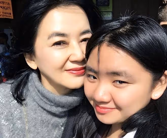 64歲胡慧中內地正式復出！將與肖戰同台演話劇，22歲女兒留言支持