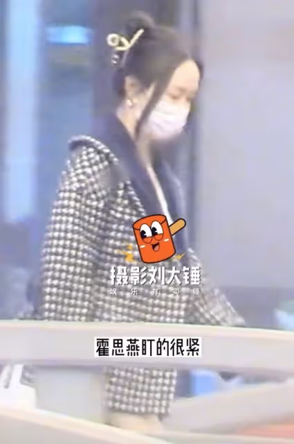 霍思燕一家三口齊現身,嗯哼身高快趕上媽媽,杜江隨地亂扔菸頭