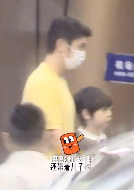 霍思燕一家三口齊現身,嗯哼身高快趕上媽媽,杜江隨地亂扔菸頭