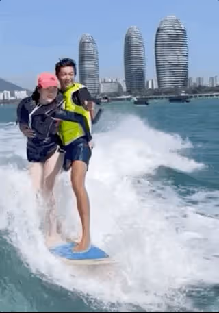 霍思燕一家三口齊現身，嗯哼身高快趕上媽媽，杜江隨地亂扔菸頭