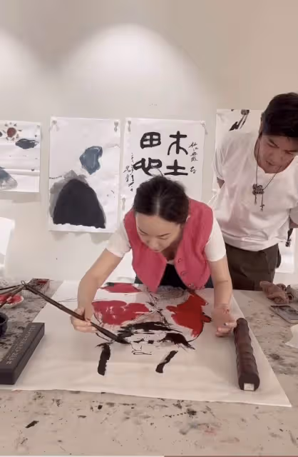 霍思燕一家三口齊現身，嗯哼身高快趕上媽媽，杜江隨地亂扔菸頭