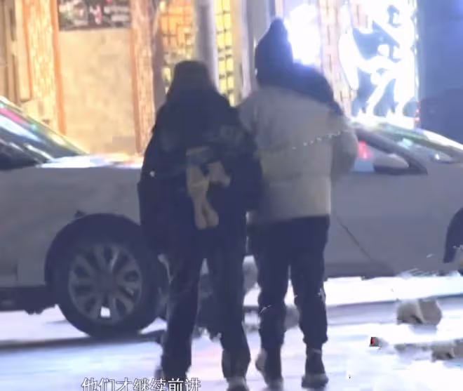 38歲海陸戀愛實錘,與男子挽手遛狗,路上被對方摟著脖子甜蜜接吻