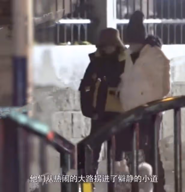 38歲海陸戀愛實錘,與男子挽手遛狗,路上被對方摟著脖子甜蜜接吻