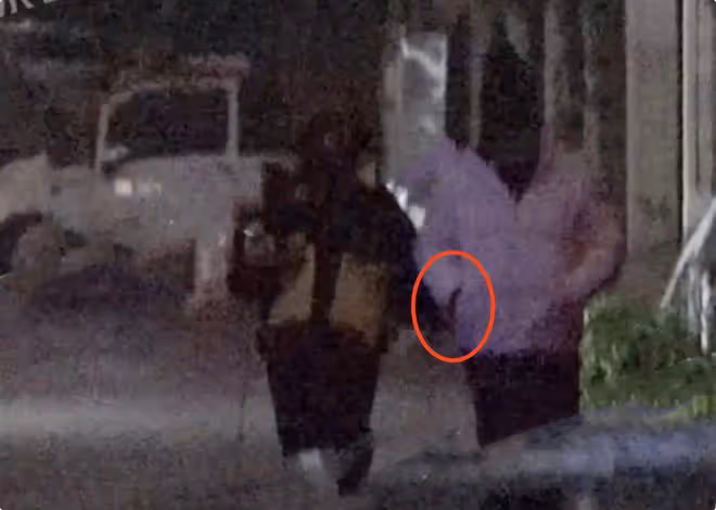 38歲海陸戀愛實錘,與男子挽手遛狗,路上被對方摟著脖子甜蜜接吻