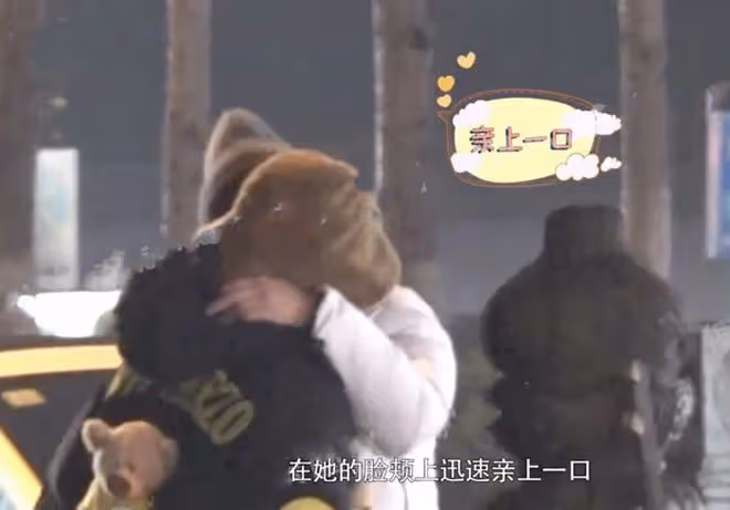 38歲海陸戀愛實錘,與男子挽手遛狗,路上被對方摟著脖子甜蜜接吻