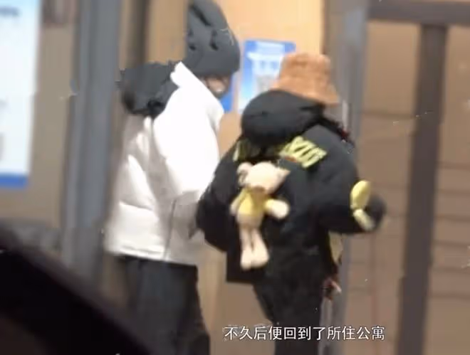 38歲海陸戀愛實錘,與男子挽手遛狗,路上被對方摟著脖子甜蜜接吻
