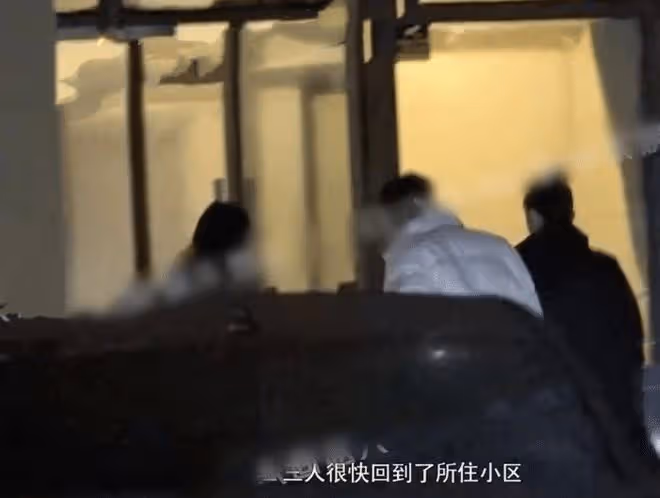 38歲海陸戀愛實錘,與男子挽手遛狗,路上被對方摟著脖子甜蜜接吻