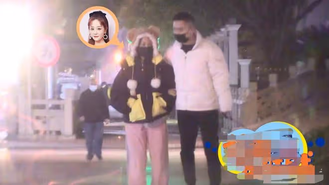 38歲海陸戀愛實錘,與男子挽手遛狗,路上被對方摟著脖子甜蜜接吻