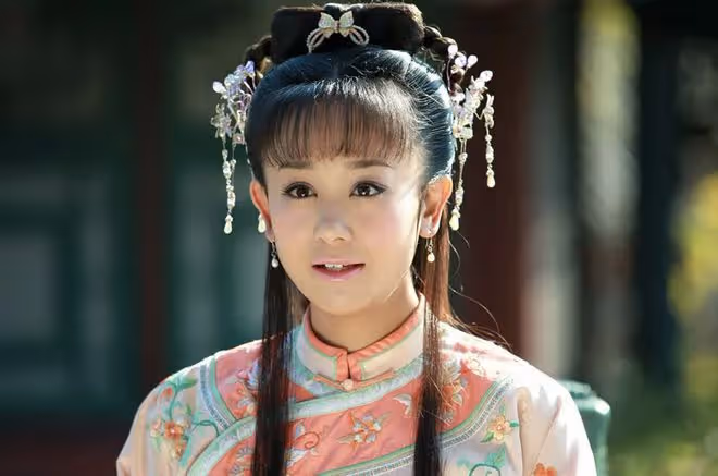 38歲海陸戀愛實錘,與男子挽手遛狗,路上被對方摟著脖子甜蜜接吻