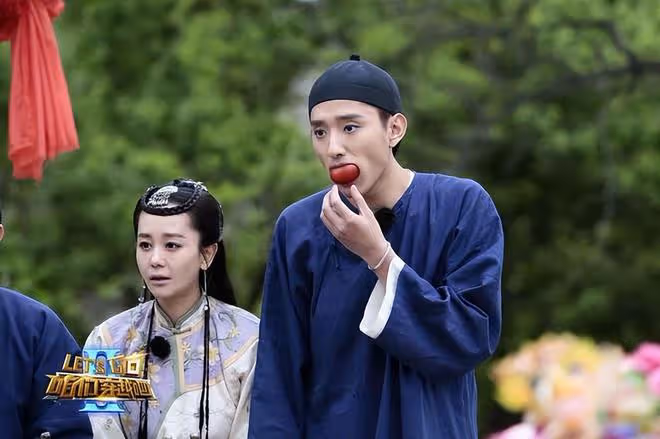 38歲海陸戀愛實錘,與男子挽手遛狗,路上被對方摟著脖子甜蜜接吻