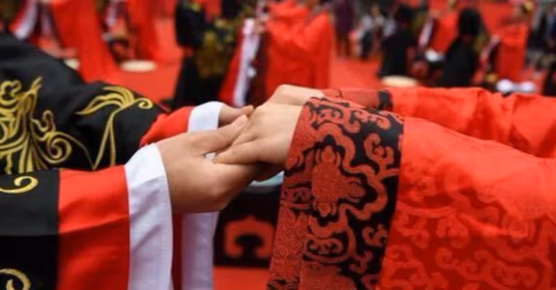 小叔子娶親，我封5千紅包，聽見公婆的聊天，我取4萬給他們