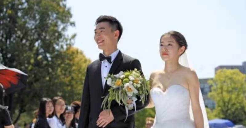 婚禮禮金突然少了一半，我準備打電話報警，妻子卻笑著說不用報警