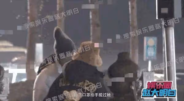 海陸與男友街邊散步遛狗!摘口罩擁抱熱吻,女方主動挽手回家
