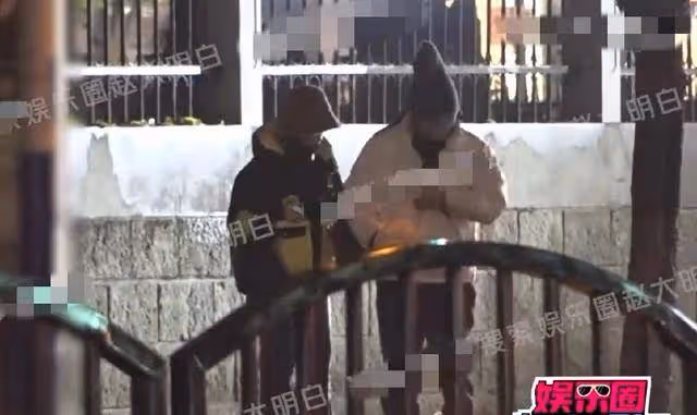 海陸與男友街邊散步遛狗!摘口罩擁抱熱吻,女方主動挽手回家