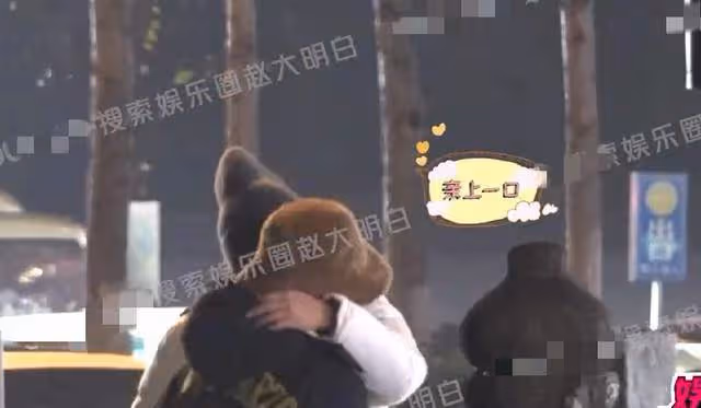 海陸與男友街邊散步遛狗!摘口罩擁抱熱吻,女方主動挽手回家
