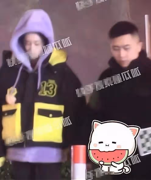 海陸與男友街邊散步遛狗!摘口罩擁抱熱吻,女方主動挽手回家