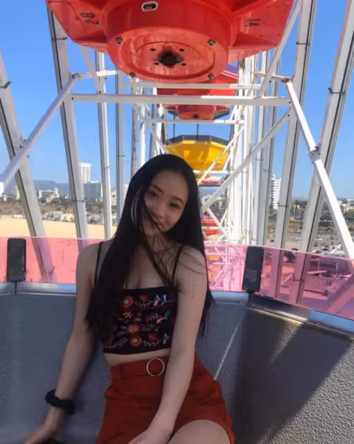李連杰19歲女兒國外生活優渥，乘私人飛機兜風，與前妻女兒差別大，網嘆：同父不同命