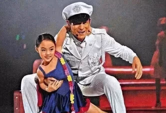 李連杰19歲女兒國外生活優渥，乘私人飛機兜風，與前妻女兒差別大，網嘆：同父不同命