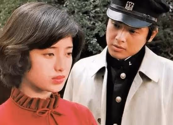 她15歲爆紅卻在21歲隱退，40年婚姻幸福如初，如今63歲曝近況，穿著樸素享天倫：平淡生活才是真