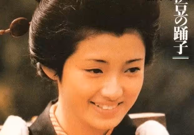 她15歲爆紅卻在21歲隱退，40年婚姻幸福如初，如今63歲曝近況，穿著樸素享天倫：平淡生活才是真