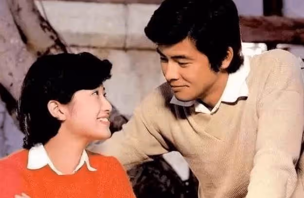 她15歲爆紅卻在21歲隱退，40年婚姻幸福如初，如今63歲曝近況，穿著樸素享天倫：平淡生活才是真