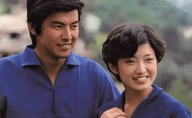 她15歲爆紅卻在21歲隱退，40年婚姻幸福如初，如今63歲曝近況，穿著樸素享天倫：平淡生活才是真