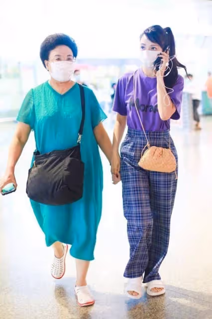 伊能靜攜大16歲婆婆亮相，穿格紋褲打扮成少女，54歲不像兒媳像孫女輩