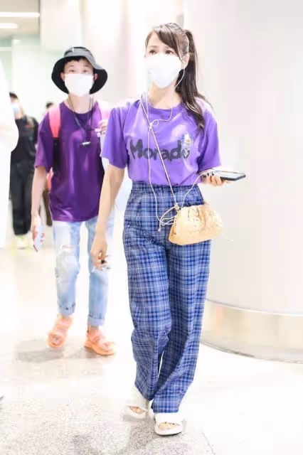 伊能靜攜大16歲婆婆亮相，穿格紋褲打扮成少女，54歲不像兒媳像孫女輩