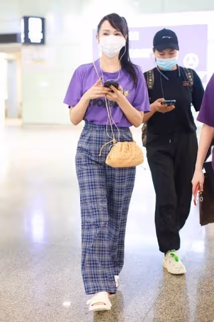 伊能靜攜大16歲婆婆亮相，穿格紋褲打扮成少女，54歲不像兒媳像孫女輩