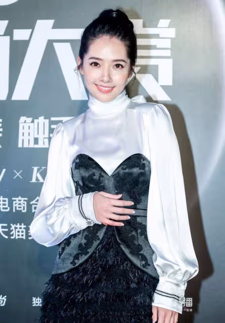 郭碧婷終於有闊太的貴氣了，抹胸裙里配緞面襯衫，高級又優雅