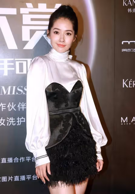 郭碧婷終於有闊太的貴氣了，抹胸裙里配緞面襯衫，高級又優雅