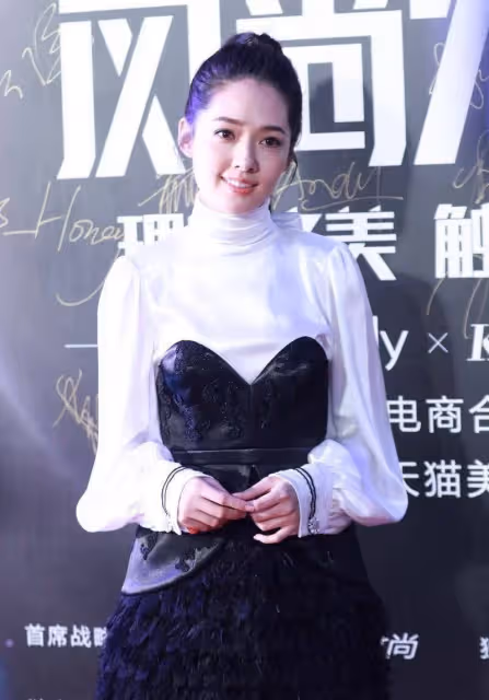 郭碧婷終於有闊太的貴氣了，抹胸裙里配緞面襯衫，高級又優雅