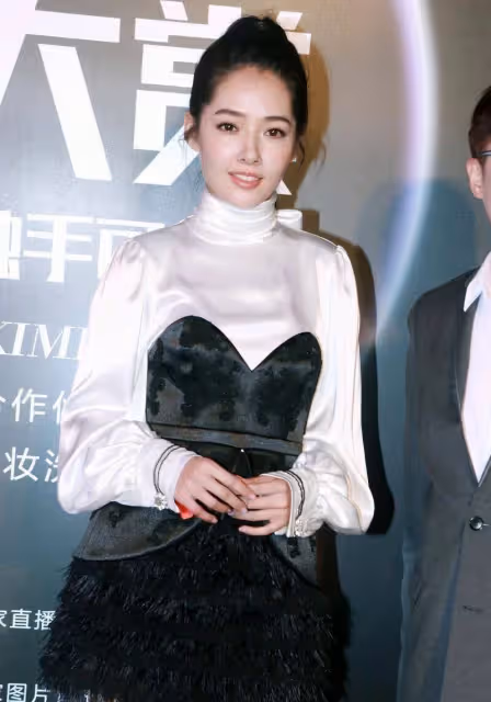郭碧婷終於有闊太的貴氣了，抹胸裙里配緞面襯衫，高級又優雅
