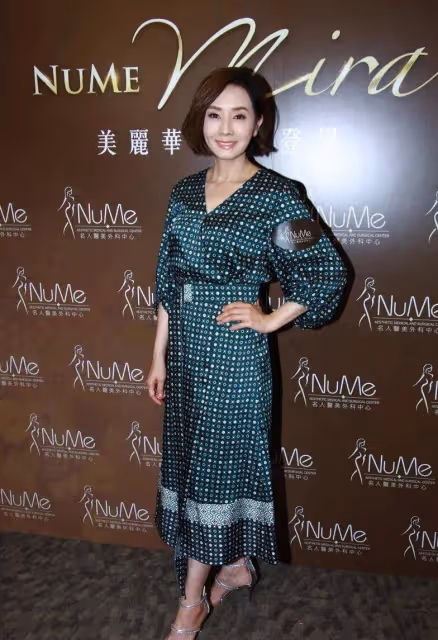 毛舜筠不愧是張國榮唯一想娶的女人,穿印花裙很高級,到老都優雅