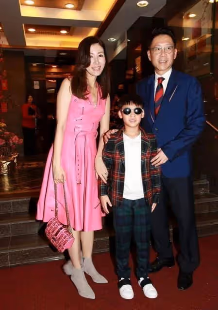 「最美港姐」李嘉欣骨子裡有了豪門氣質,穿「芭比粉」也不顯俗氣,美得很優雅
