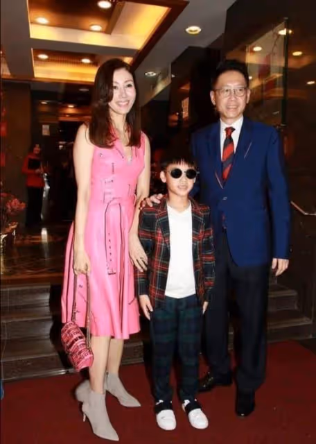 「最美港姐」李嘉欣骨子裡有了豪門氣質,穿「芭比粉」也不顯俗氣,美得很優雅